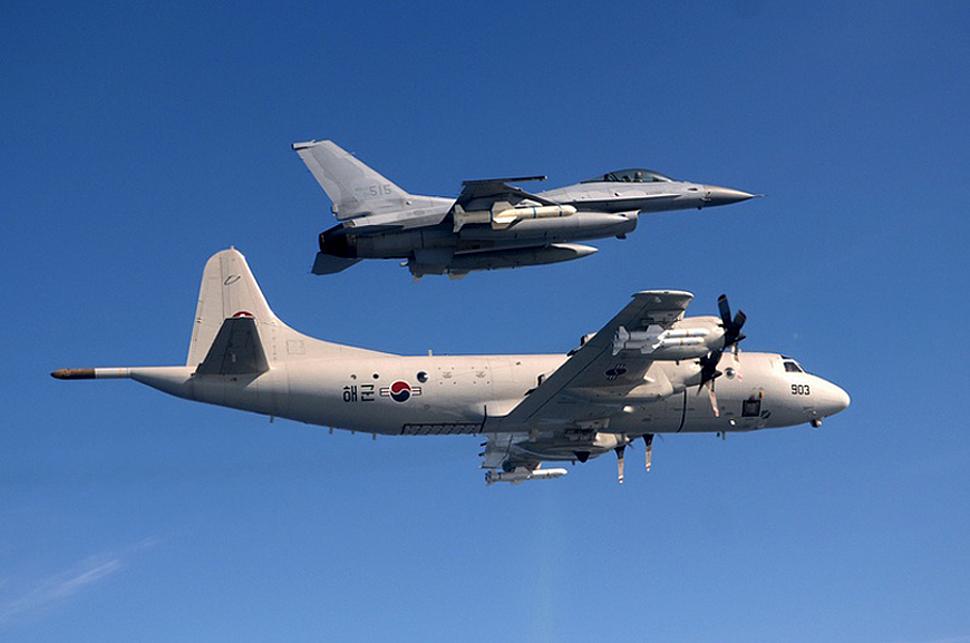 F база. Ф-16 Harpoon. Lockheed_p-3_Orion with AGM-84 Harpoon. C-130 ROKAF. Самолет Орион p-3c ракета гарпун.