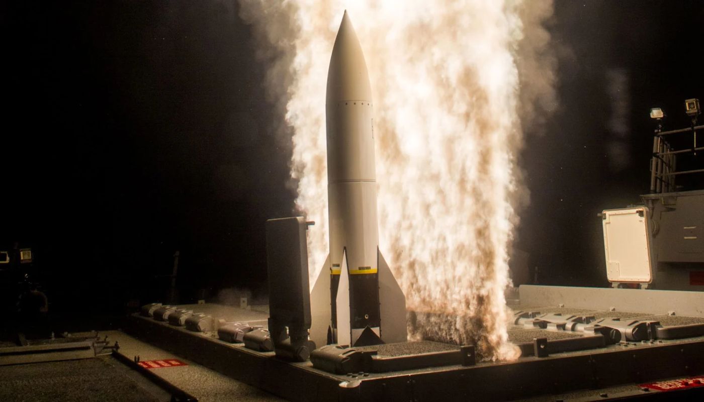 Η Raytheon θα αναπτύξει δύο νέες εκδόσεις των αντιαεροπορικών πυραύλων SM-2 και SM-6